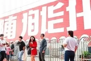 《首映礼后的走廊》影厅外狭长走廊的灯带
