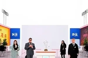 《配角的高光十分钟》剧照构图，人物站在光影交界处