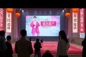 《夏末档口的三小时》后台走廊的监控画面截图，墙面有反光
