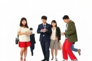 《直播间里的一百次回头》主播台前的补光灯与弹幕屏