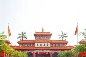 《旧厂房的新版权》改造后的砖红色厂房外立面