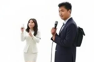 《保温杯里的争议》桌面上的一只保温杯与手写便签